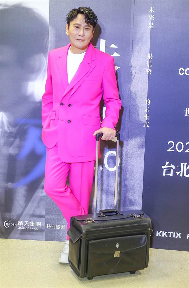 张信哲昨小巨蛋演唱会后庆功受访。（粘耿豪摄）