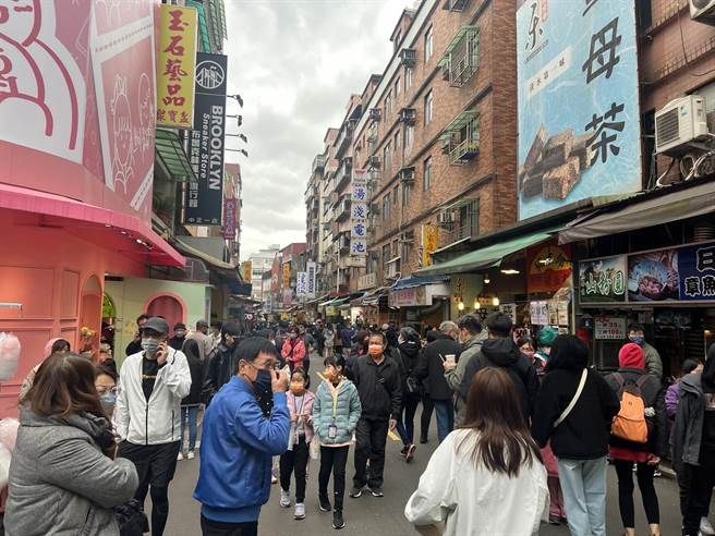 淡水老街出现不少游客，虽然周边交通仍算顺畅，但捷运站停车场已经快停满，警方预估下午会有更多游客。（警方提供）