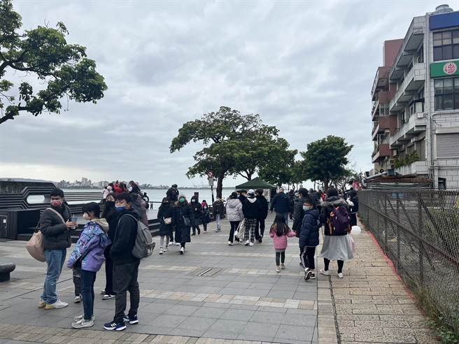 虽然天气寒冷，但新北市淡水还是有不少游客。（警方提供）