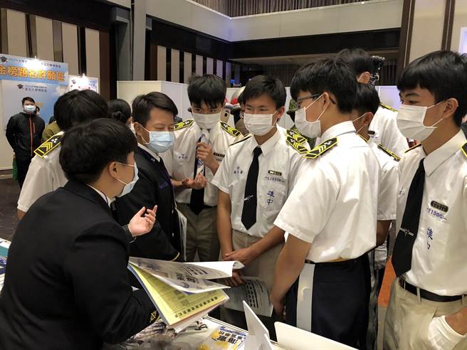 在海军军官学校摊位前，有不少学生前来询问。（海军军官学校提供）