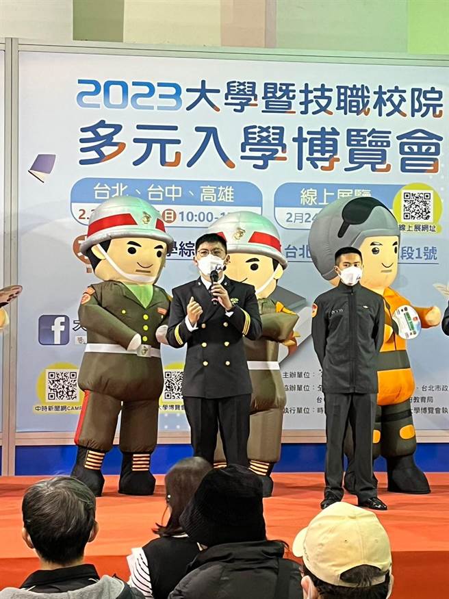 陈鸿裕在台北场次登台畅谈官校生活与学习经验，鼓励年轻学子勇追梦与接受挑战。（海军军官学校提供）