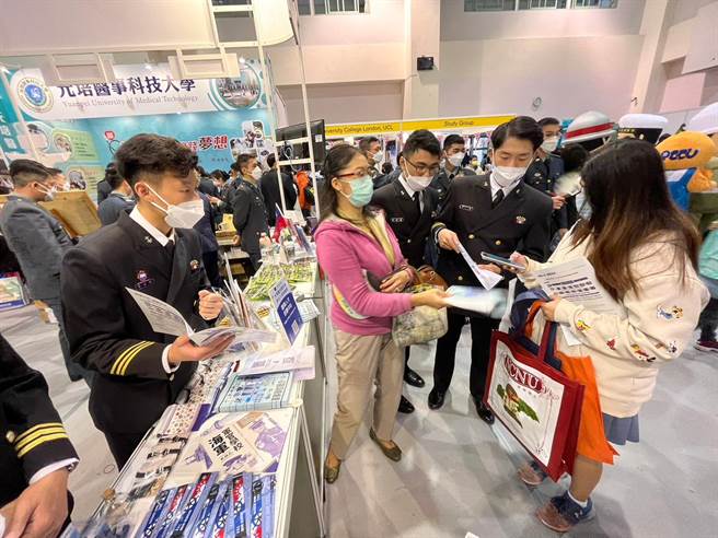 就读高雄中山附中的邓同学一早拉着家长前往南部场区海军官校摊位询问与索取资料。（海军军官学校提供）