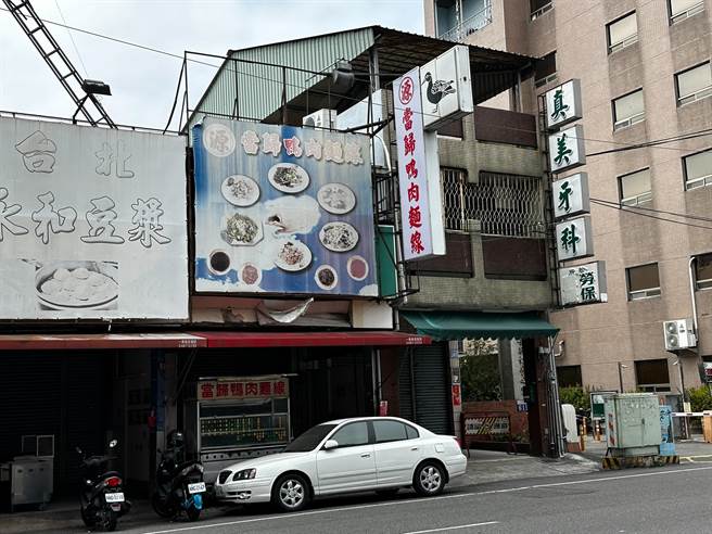 警察带着高中生去鸭肉麵线店，交待可以去取餐，店老板娘也愿意协助。（民眾提供／冯惠宜台中传真）