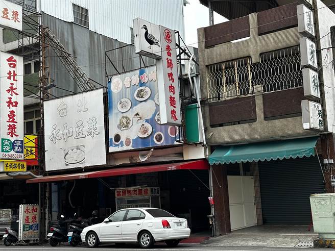 警察带着高中生去鸭肉麵线店，交待可以去取餐，店老板娘也愿意协助。（民眾提供／冯惠宜台中传真）