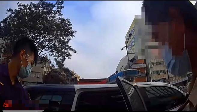 警方将郭男带回派出所。（翻摄照片／高雄洪靖宜传真）