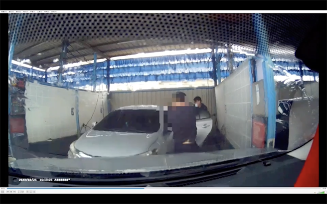 彰化县鹿港镇某自助洗车场投币机最近屡遭窃，鹿港警分局积极侦办，调阅相关监视器掌握李姓男子涉有重嫌。（警方提供／吴建辉彰化传真）