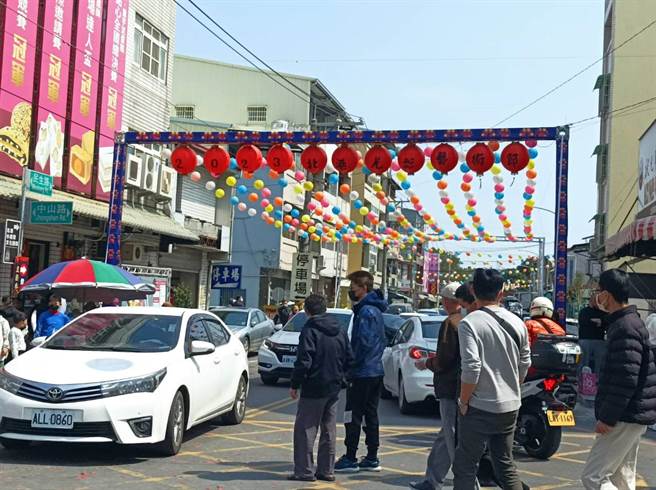 云林县北港灯会延长至3月12日，228连假吸引眾多游客前来赏灯。（张朝欣摄）