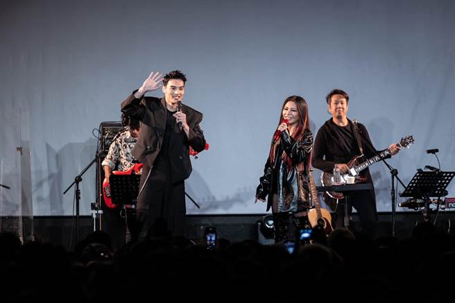 艾怡良（右）昨邀黄伟晋同台合唱。（天地合提供）