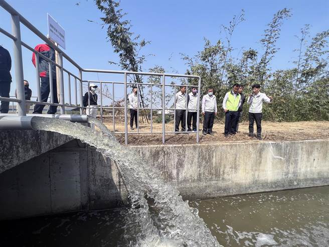 农委会主委陈吉仲在农田水利署长蔡升甫等人的陪同下，视察台南市新化区虎头溪嘉南大圳南干支线抗旱灌概整备情形。（洪荣志摄）