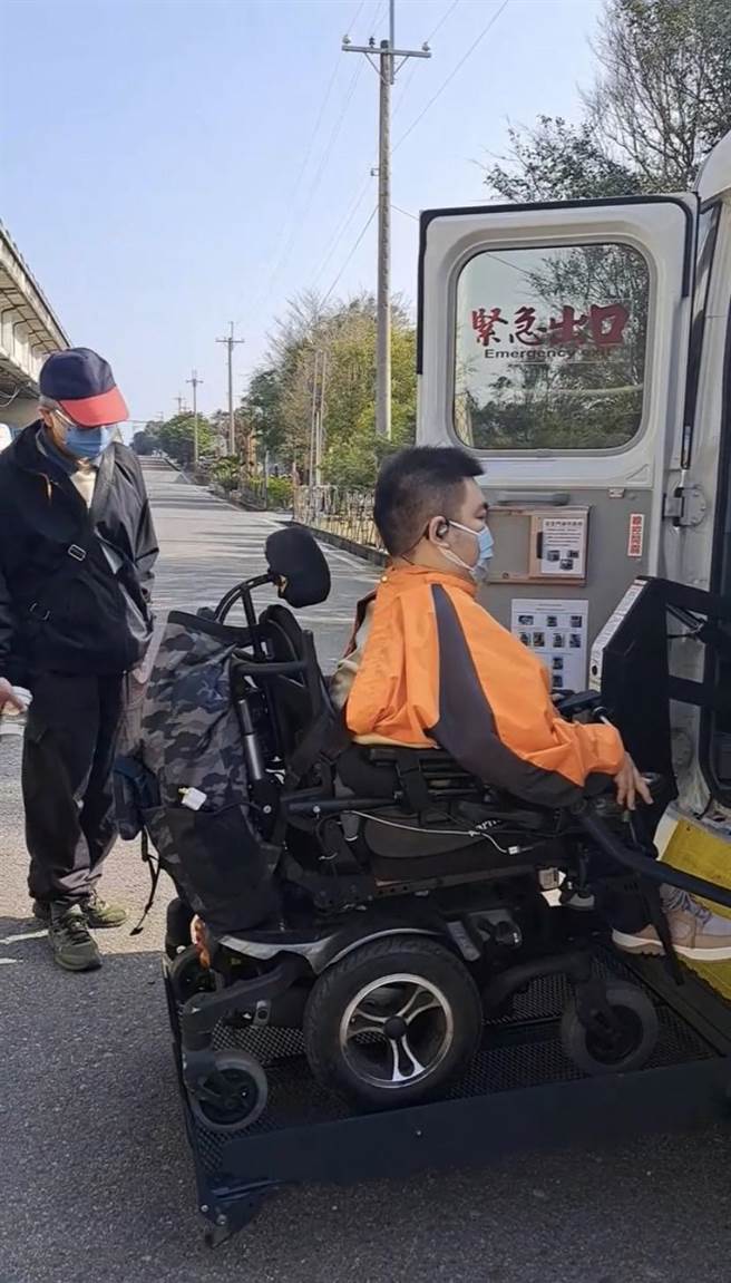 两辆幸福巴士都改装为无障碍大客车，让身心障碍者也能搭乘。（竹南镇公所提供／李京升苗栗传真）