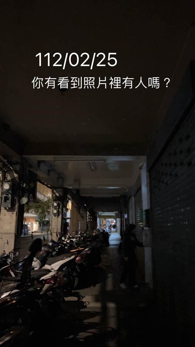 華江里長洪佳君在臉書PO出照片，整條騎樓全部黑壓壓的一片。（摘自華江里長洪佳君臉書／楊亞璇台北傳真）