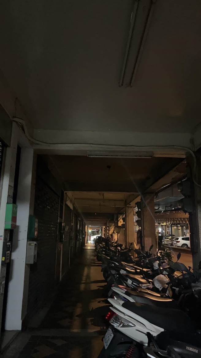 華江里長洪佳君在臉書PO出照片，整條騎樓全部黑壓壓的一片。（摘自華江里長洪佳君臉書／楊亞璇台北傳真）