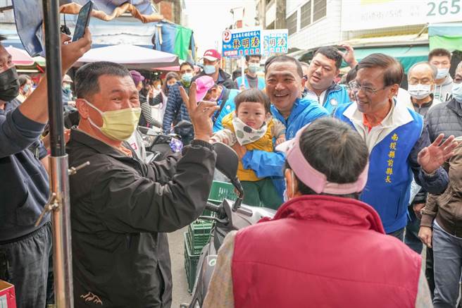 新北市長侯友宜與立委補選候選人林明溱，26日到竹山鎮菜市場掃街拜票。（林明溱競總提供／廖志晃南投傳真）