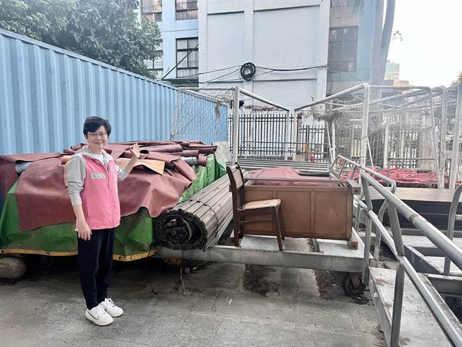 台中市议员陈俞融发现，水源广场堆满杂物，已沦为堆积场。（陈俞融提供／冯惠宜台中传真）