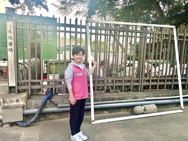 台中市议员陈俞融发现，水源广场堆满杂物，已沦为堆积场。（陈俞融提供／冯惠宜台中传真）