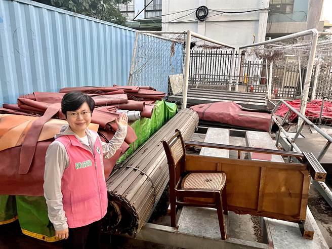 台中市议员陈俞融发现，水源广场堆满杂物，已沦为堆积场。（陈俞融提供／冯惠宜台中传真）