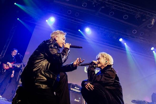 高有翔(左)和吴昱廷在演唱会上合唱多首歌曲。(Legacy Taichung提供)