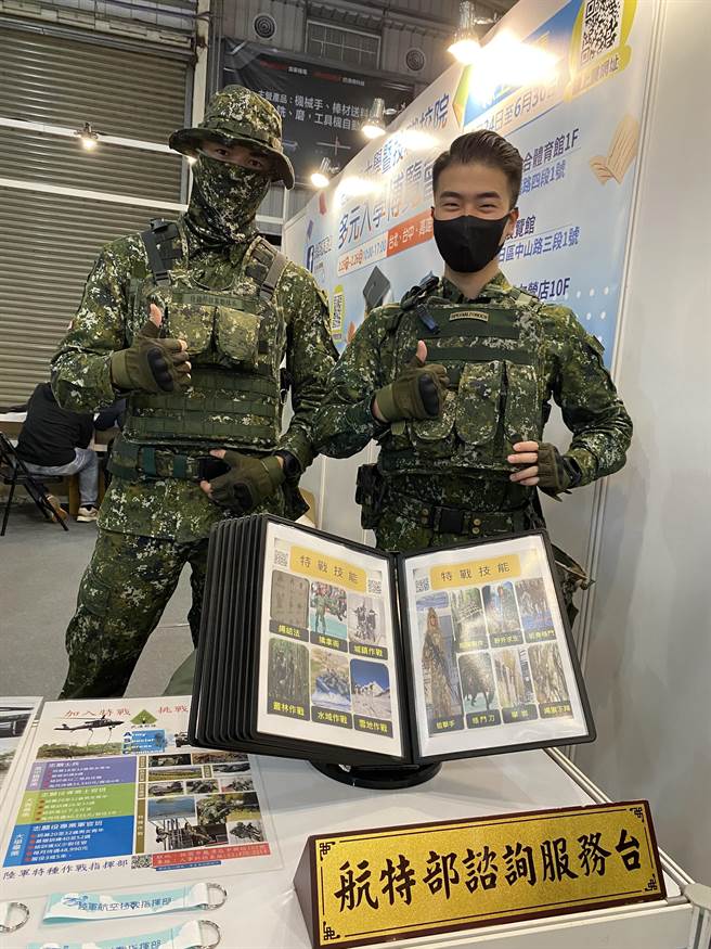 航特部士兵纪玺安（左），拥逆天长腿身高185公分以上；陈向荣「激帅梳油头」，女孩直呼太帅了！（张妍溱摄）
