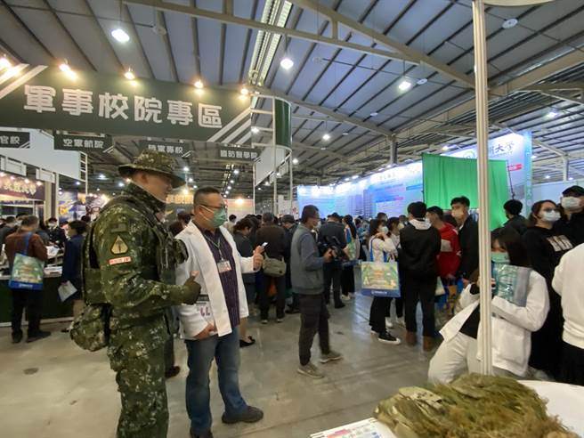 陆军航空特战指挥部则派员参与，吸引不少学子与家长询问报名资讯、要求合影。（张妍溱摄）