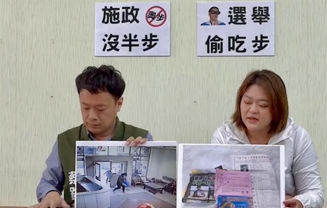 南投县议员蔡铭轩、沈夙峥指控疑似有邻长发放选举公报时，挟带林明溱攻击蔡培慧的文宣。（蔡培慧竞办提供／杨静茹南投传真）