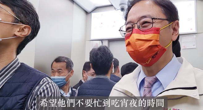 桃园市长张善政日前突袭桃园市教育局，向加班中的同仁表达感谢。（图／翻摄自张善政脸书）