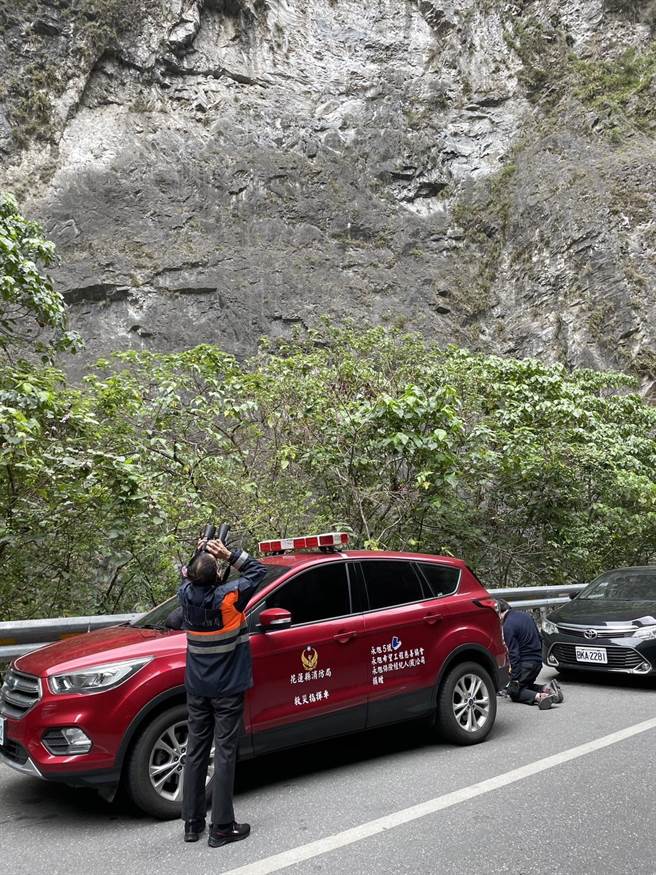 58岁方姓山友今在太鲁阁锥麓古道1至2公里处不慎滑落边坡，经救难人员下切与用空拍机空侦后，在边坡下100米处发现人，但已失去呼吸心跳，目前正尝试救援中。（花莲县消防局提供／罗亦晽花莲传真）