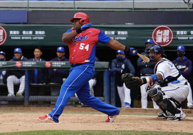 古巴隊戴斯派耶（Alfredo Despaigne）敲出陽春炮。（悍創運動行銷提供）