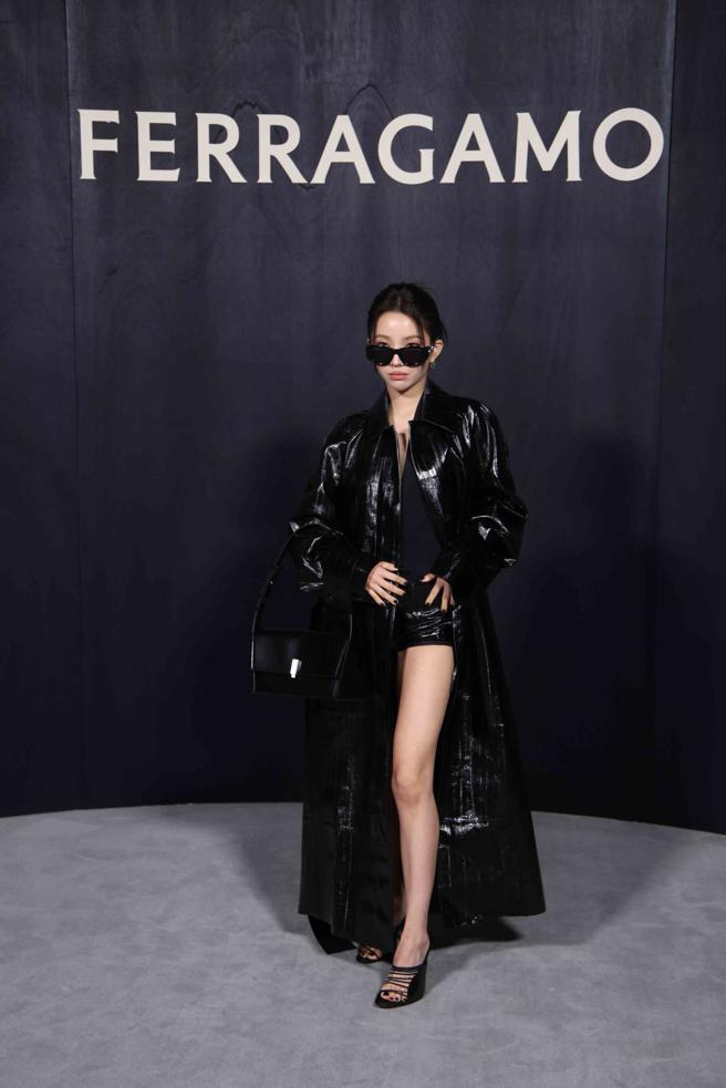 (G)I-DLE队长田小娟以飒爽的黑色皮革大衣、皮革短裤等，营造宛若《终极追杀令》中的杀手形象。（FERRAGAMO提供）