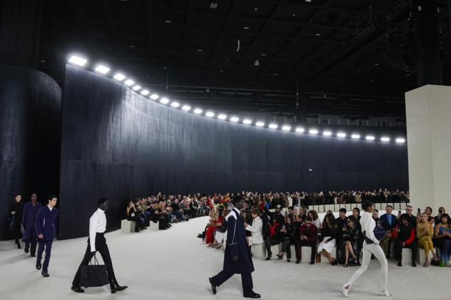 FERRAGAMO本季以电影为灵感，秀场上的灯光设计宛如胶卷，呼应1950年代的好莱坞。（美联社）