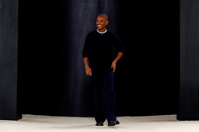 FERRAGAMO 设计师Maximilian Davis谢幕。（路透）