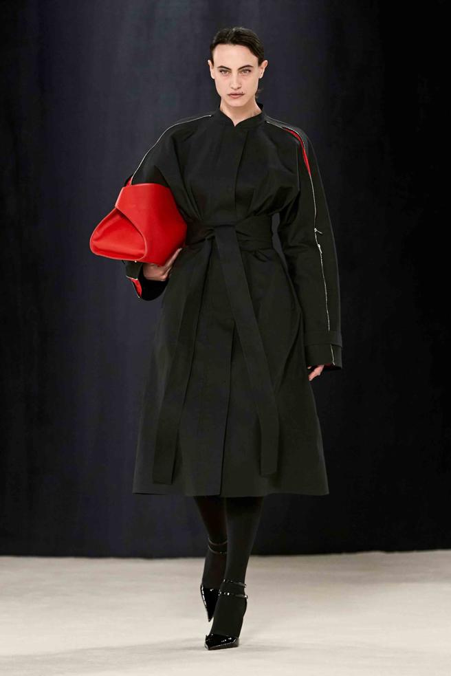 FERRAGAMO 2023秋冬系列轮廓抢眼，收腰设计汲取自50年代女星衣橱。（FERRAGAMO提供）