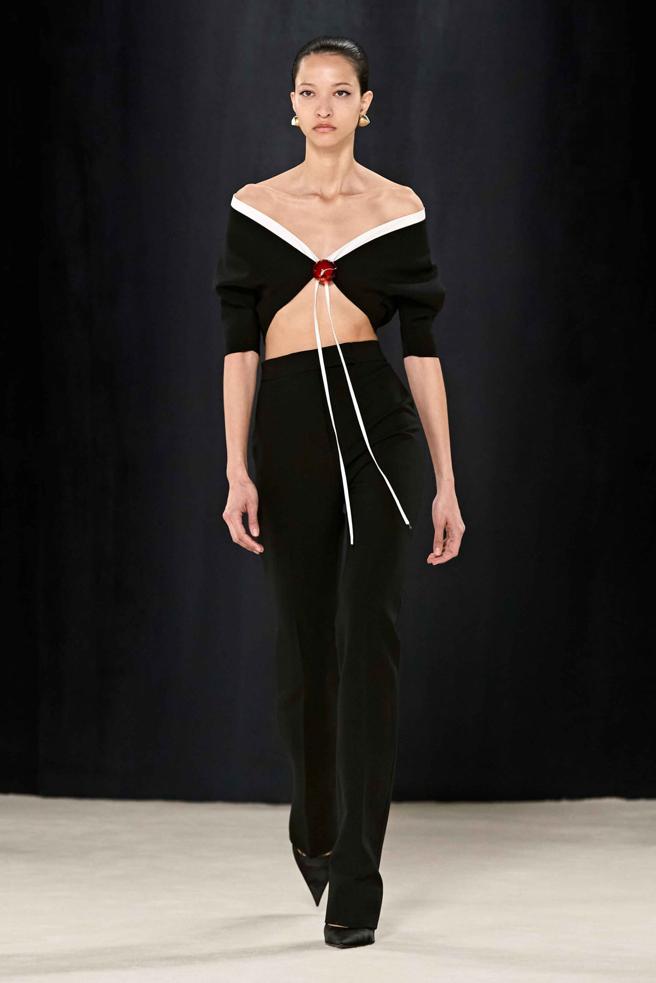 FERRAGAMO将50年代的女星服装以现代手法重现。（FERRAGAMO提供）