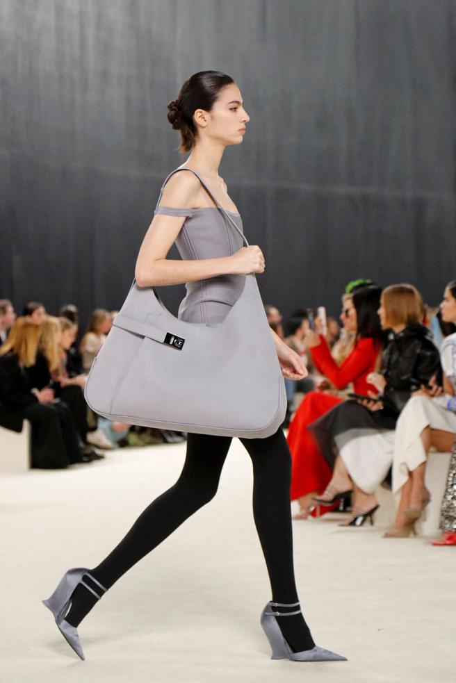 FERRAGAMO 2023秋冬系列包款推出许多大容量款式。（路透）
