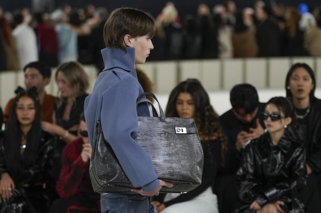 FERRAGAMO 2023秋冬系列包款推出许多大容量款式。（路透）