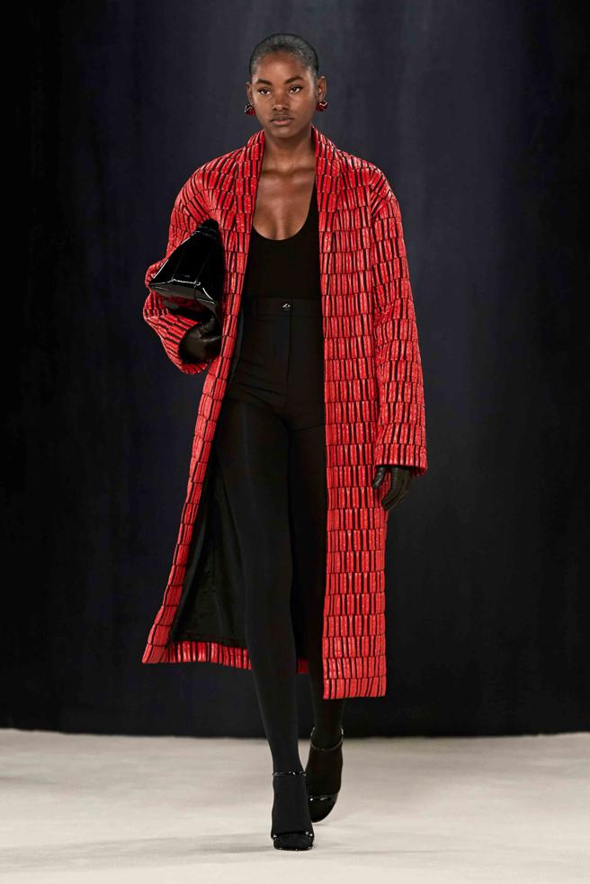 鲜艳的配色是Maximilian Davis的标志性设计语汇。（FERRAGAMO提供）