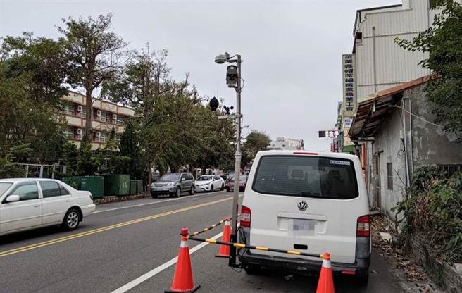 环保局出动车载式声音照相系统取缔噪音。（苗栗县政府提供／李京升苗栗传真）