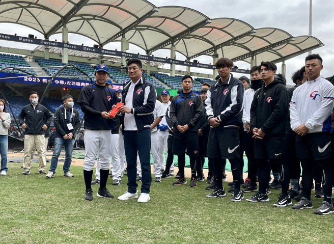 中華棒協理事長辜仲諒頒發加菜金給中華隊，由總教練林岳平（左）代表領取加菜金。（毛琬婷攝）