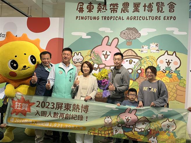 来自高雄的张柏章(右)一家人，成了打破热博入园纪录的幸运儿。(林和生摄)