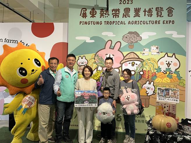 来自高雄的张柏章(右)一家人，成了打破热博入园纪录的幸运儿。(林和生摄)