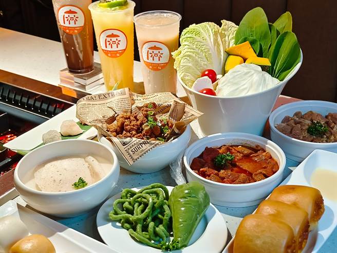 店家手工自制的特色菜，包括魔芋脆脆、菠菜鱼麵、馋嘴小酥肉」、手工红糖糍粑等。（鼎王餐饮集团提供）