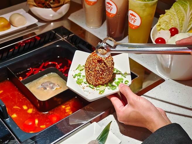 创意菜色「愤怒鸟蛋」，外观为一颗巨蛋造型，令人好奇蛋里的神秘食材。（鼎王餐饮集团提供）