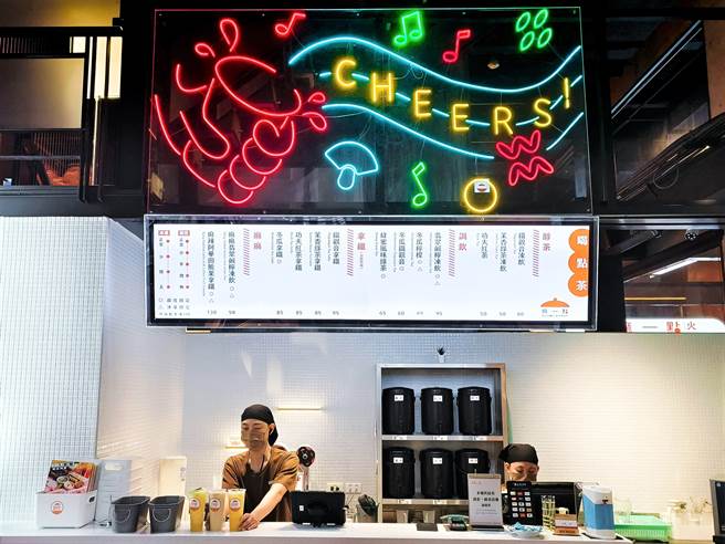 「麻一点」推出麻辣风格的手摇饮，首推麻麻翡翠咸柠冻饮及麻辣阿华田脆果拿铁。（鼎王餐饮集团提供）