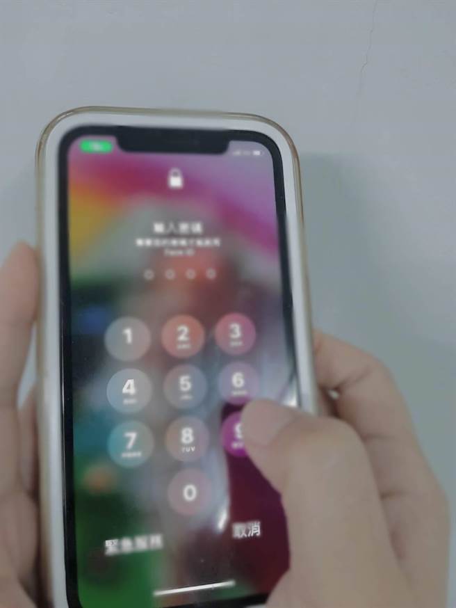 台中市黃男趁女子熟睡之際，破解其手機密碼，將一些資料傳到自己手機。（張妍溱攝）