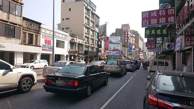 台南市228连假车流增加，市中心主要干道西门路中午车流量大增。（程炳璋摄）