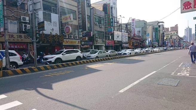 台南市中西区228连假，大批车辆沿民生路驶入市中心方向。（程炳璋摄）