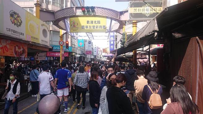 国华街与友爱街口人潮汹涌，连机车都寸步难行。（程炳璋摄）
