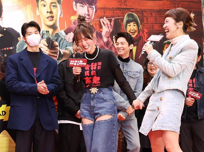 王净一上台立刻被主持人LuLu亏「满面春风」。（陈俊吉摄）