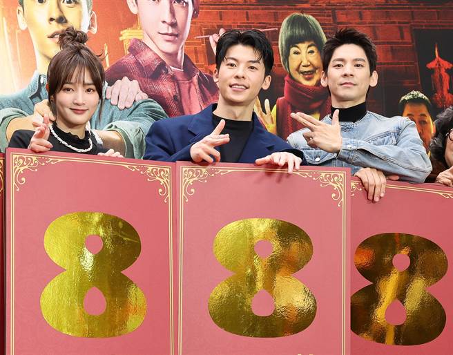 林柏宏（右起）、许光汉、王净开心主演《关于我和鬼变成家人的那件事》成为今年最快破亿的台片。（陈俊吉摄）