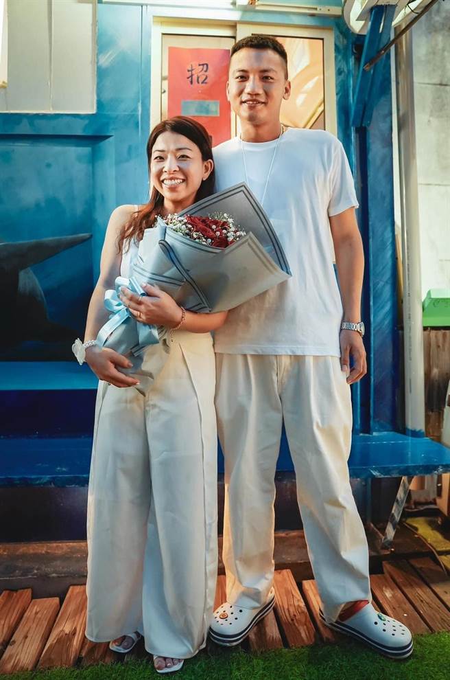 女牙医杨菁与型男养虾老公的韩风穿搭，下是韩剧「海岸村恰恰恰」的台东渔村真实版。（部东医院提供）