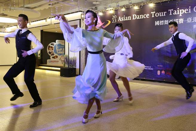 国标舞亚巡赛臺北公开赛，将在228假期于台北小巨蛋举行，臺湾业余组的明日之星选手李瑾晔与许妤谦及青少年选手陈柏澄与黄子盈，共襄盛举争取佳绩。（王英豪摄）